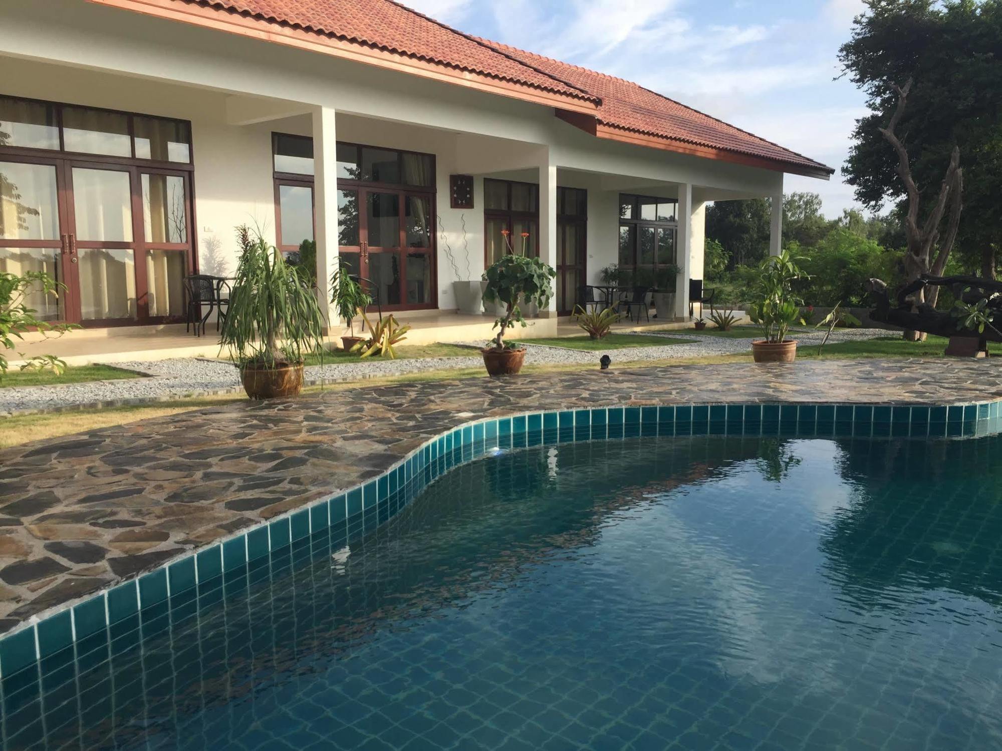 Hotel Tree Roots Retreat Rayong Esterno foto