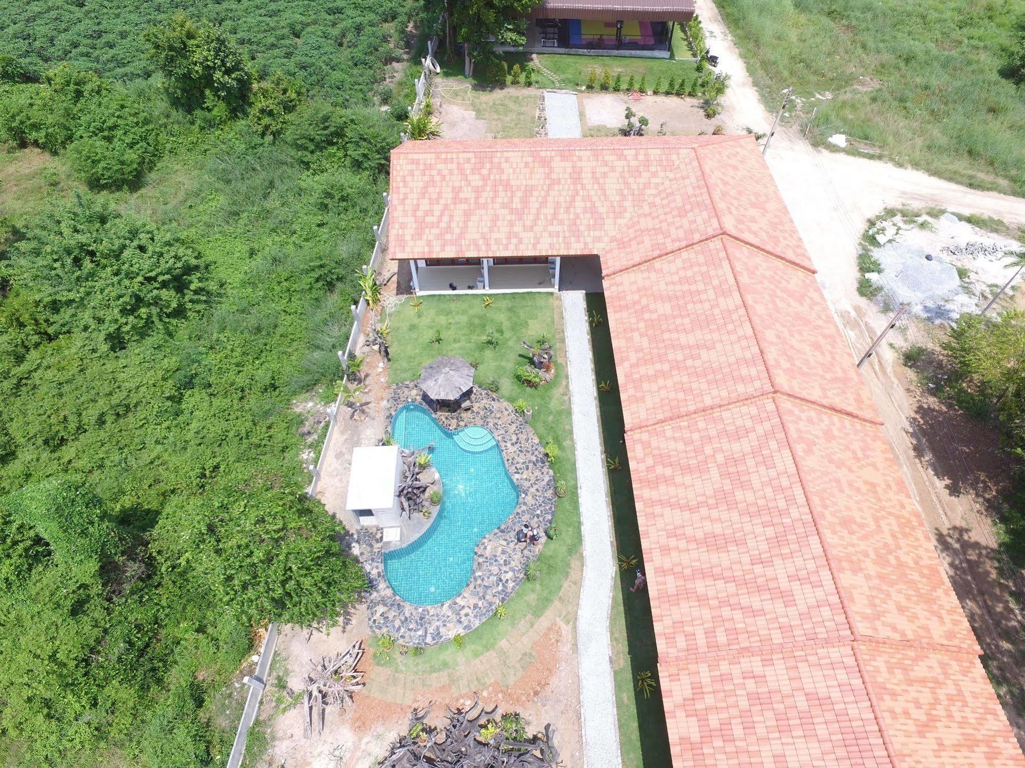 Hotel Tree Roots Retreat Rayong Esterno foto